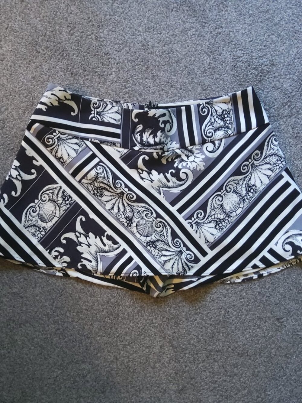 EXPRESS WHITE BLACK GRAY SKORT SKIRT